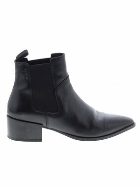 Vagabond Black Pointed Leather Chelsea Bootie
